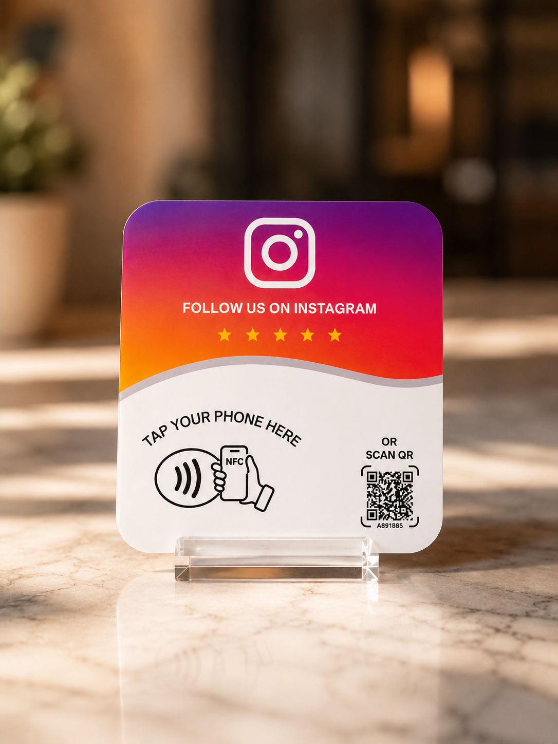 Targa NFC con QR code per seguire il profilo Instagram, su supporto acrilico