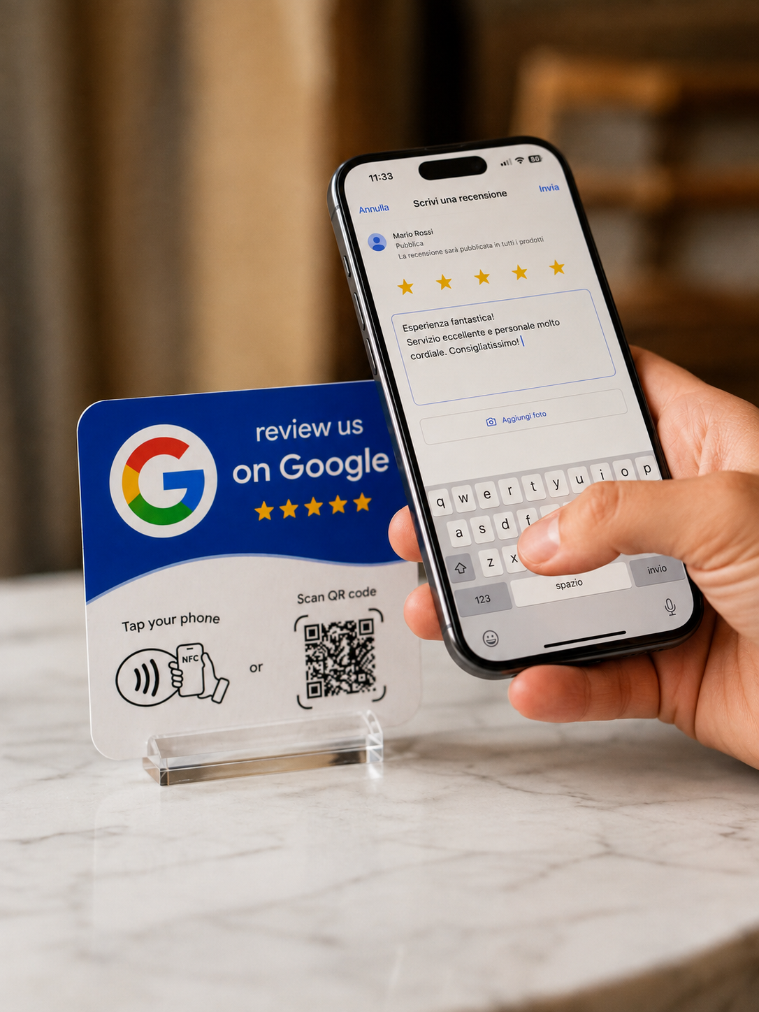 Card NFC con smartphone che scrive la recensione Google